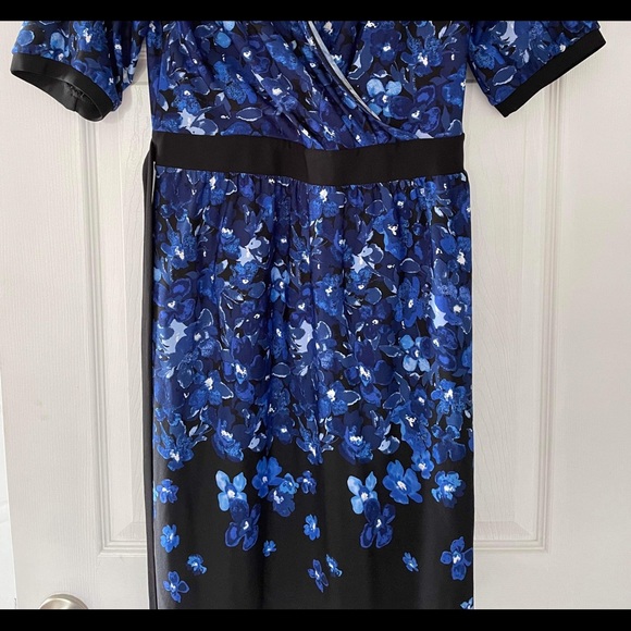 Beautiful figure flattering dress - Picture 2 of 4